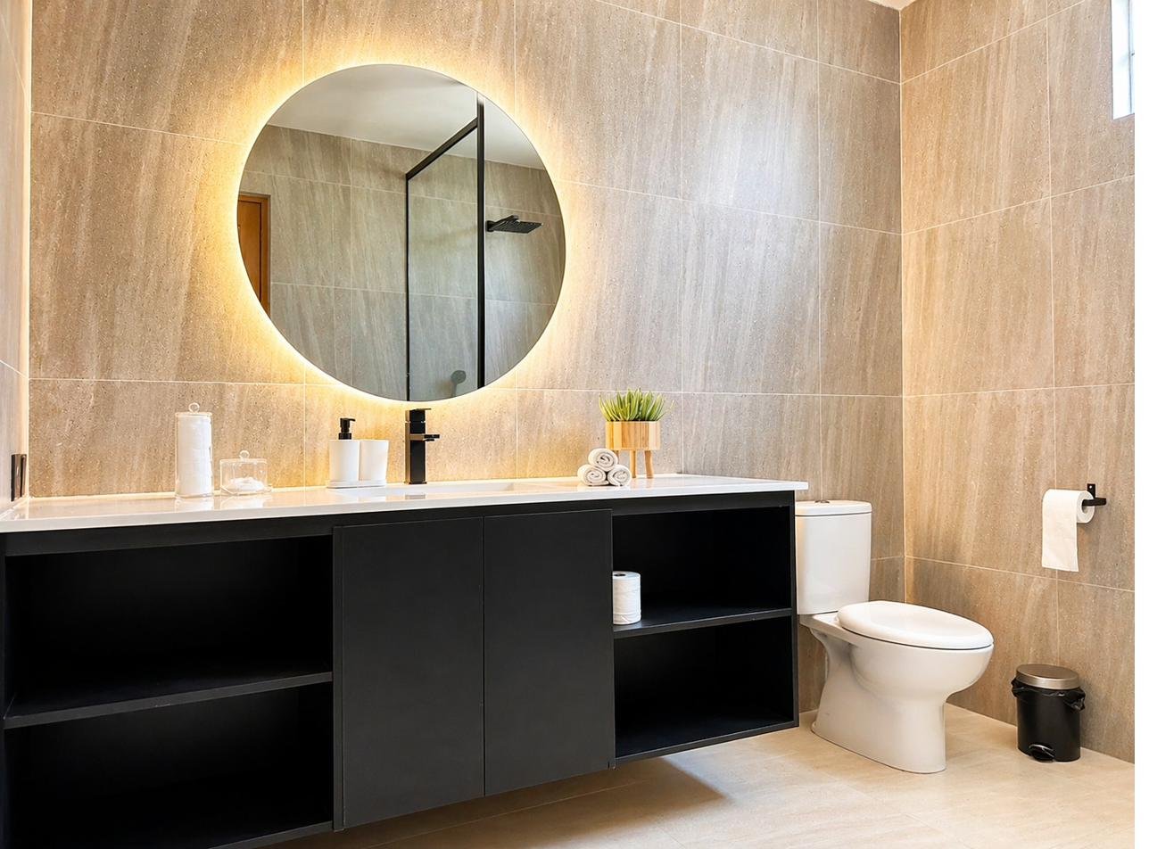 Badezimmer mit Waschbecken und Spiegel
