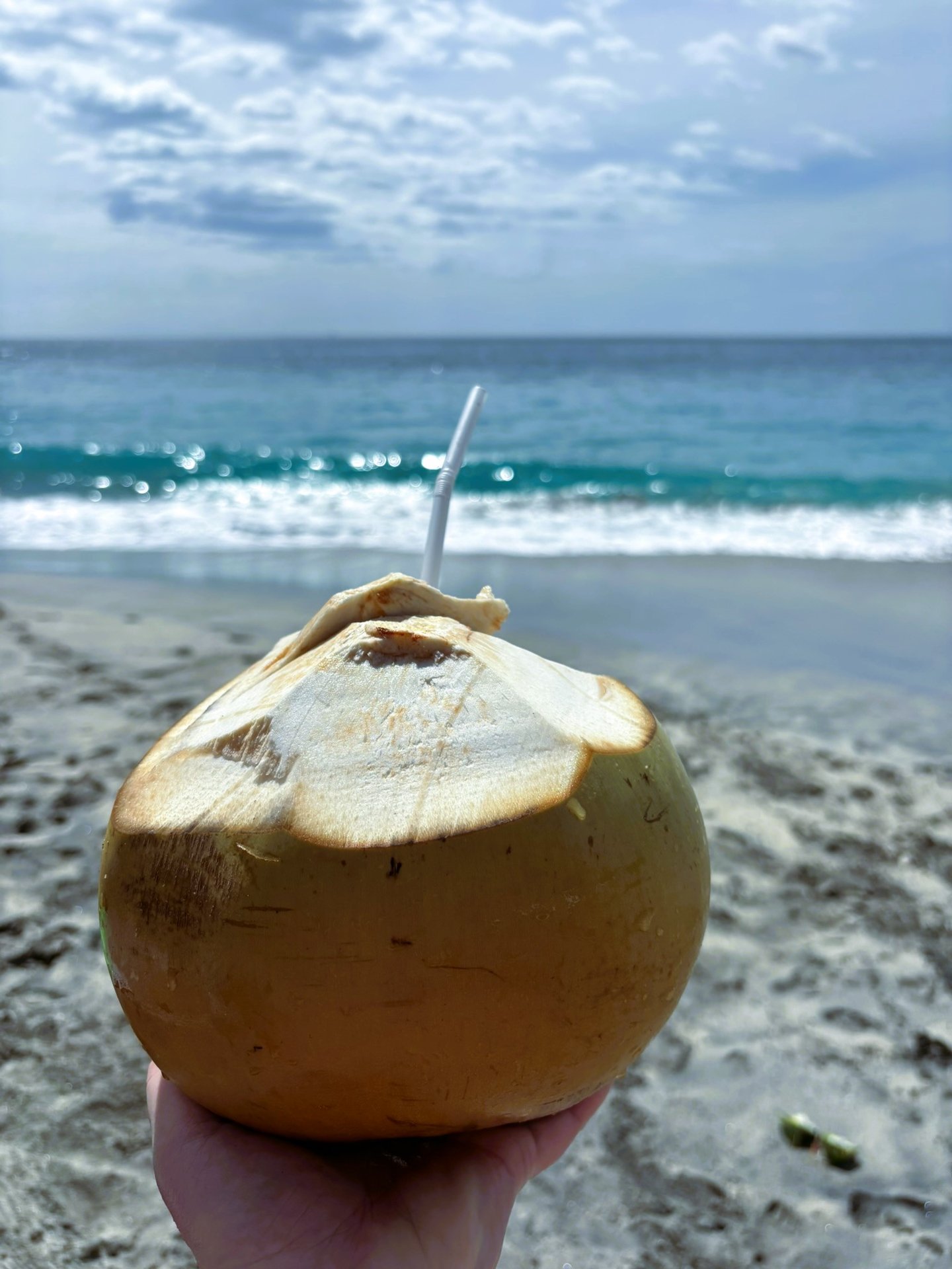 Čerstvý kokos na pláži východního Bali