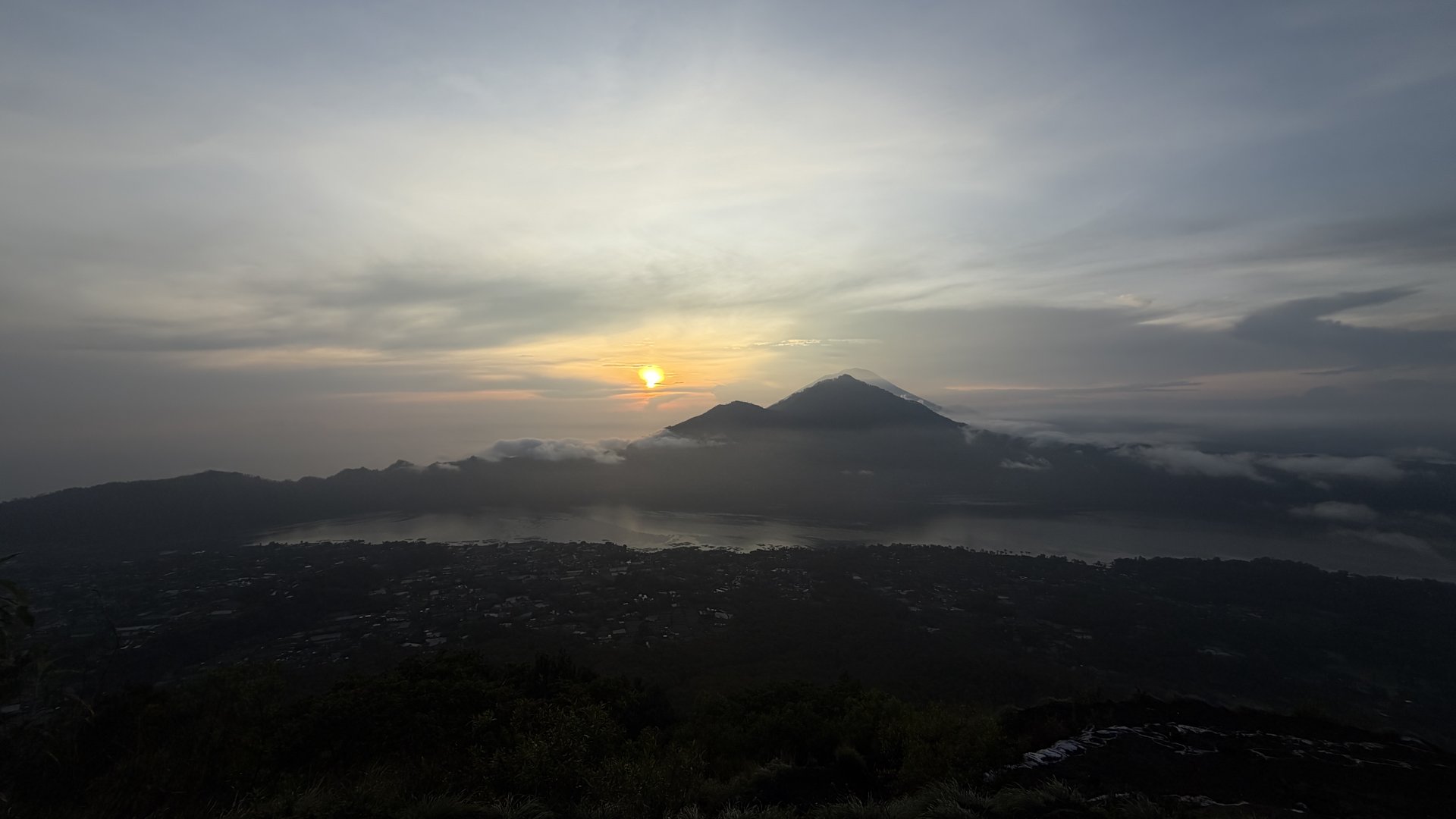 Východ slunce nad sopkou Mount Batur