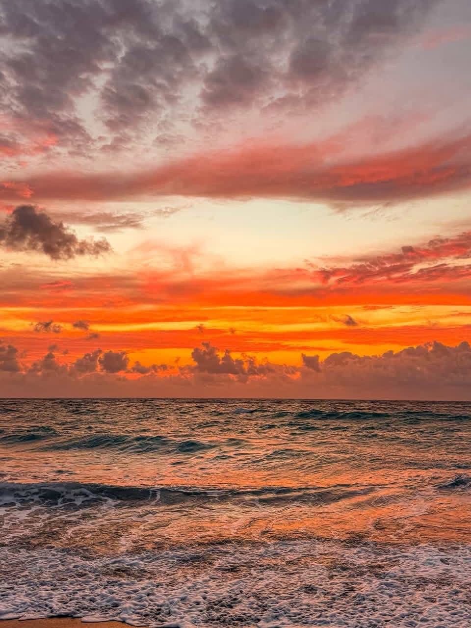 Sonnenuntergang über dem Meer an der Ostküste Balis