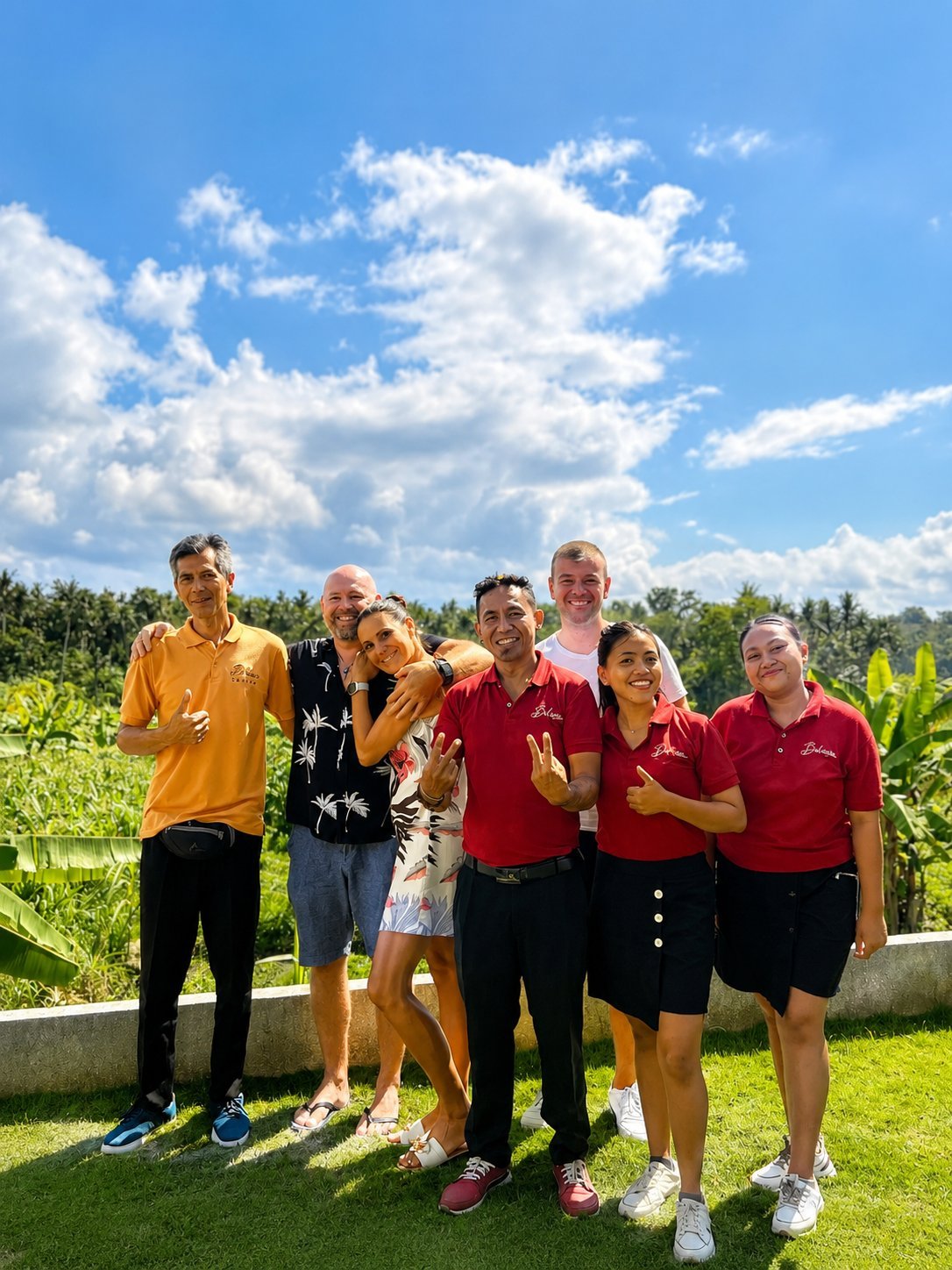Tým Balisen Luxury Villas s hosty před vilou