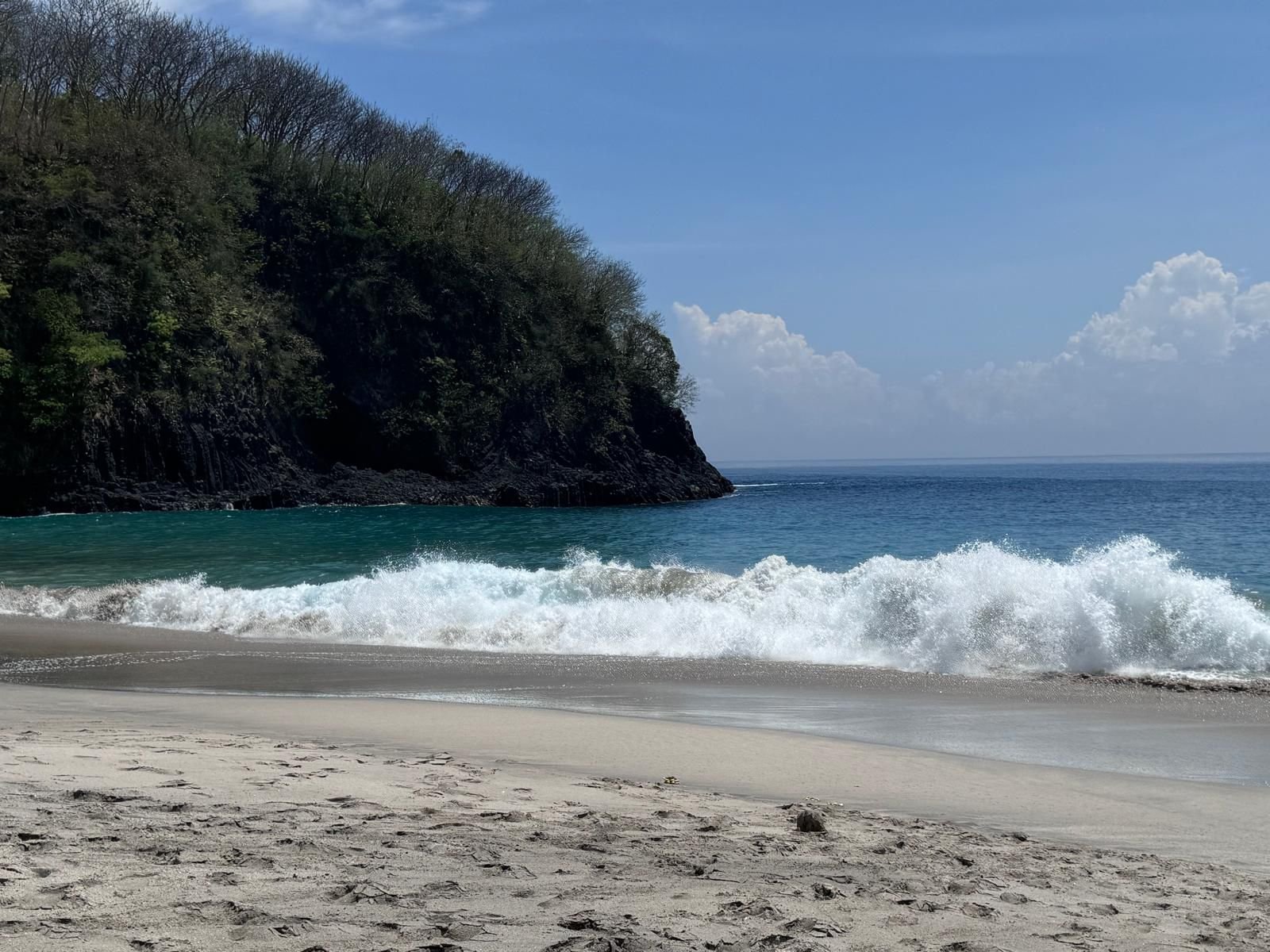 Pláž s útesy na východním Bali