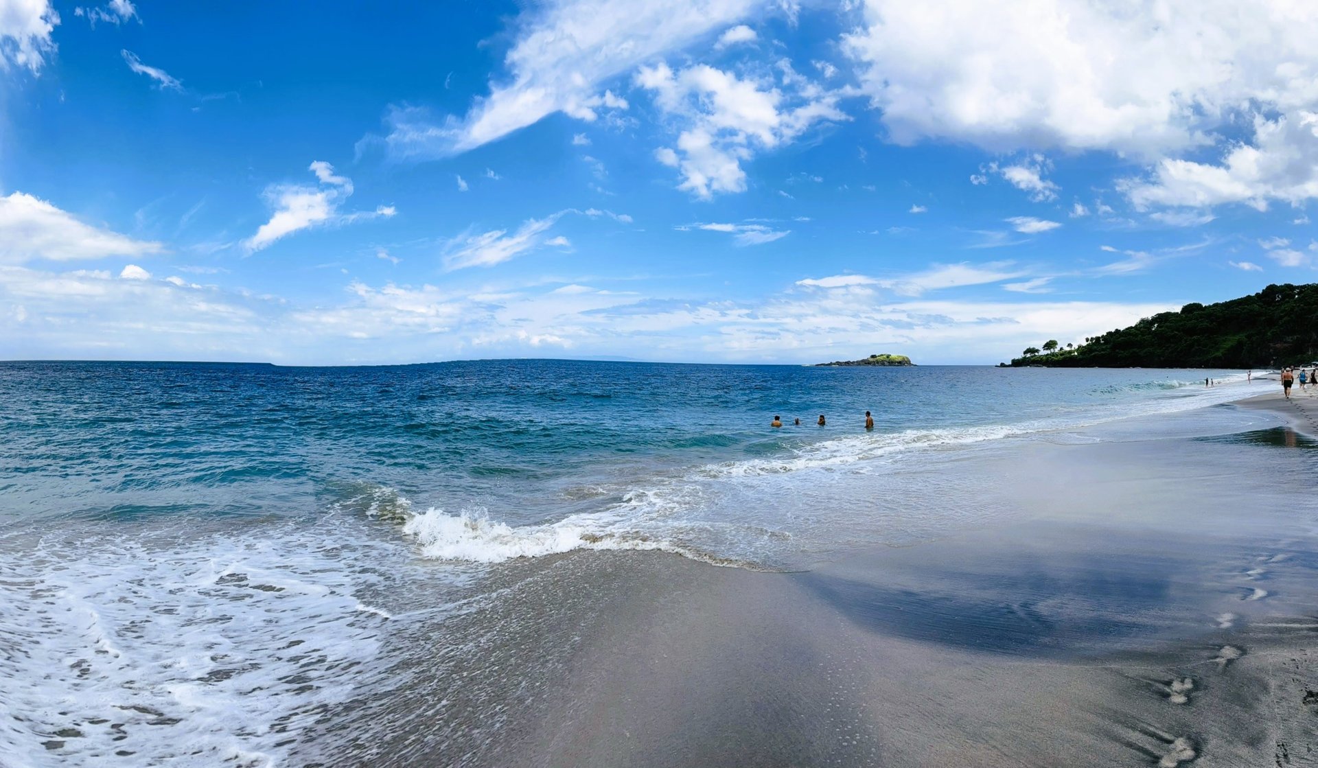 Virgin Beach na východním Bali s tyrkysovou vodou